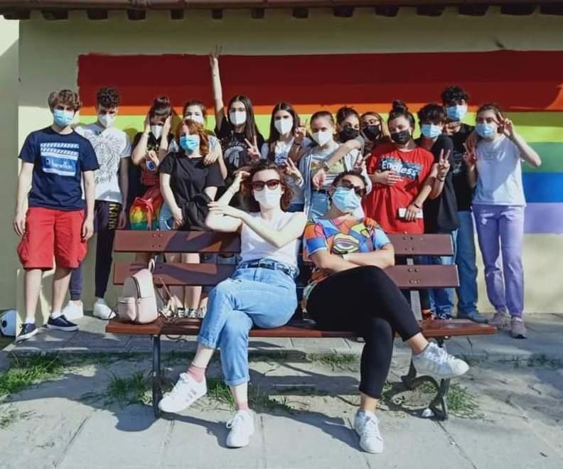 La stupidità cancellata dai ragazzi fucecchiesi coi colori dell’arcobaleno e un inno all’uguaglianza 