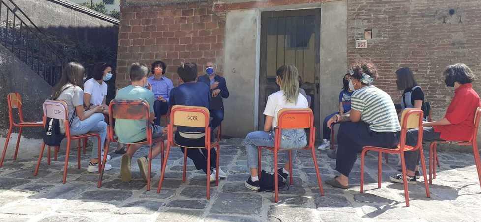 Basta una sedia per riattivare i contatti sociali