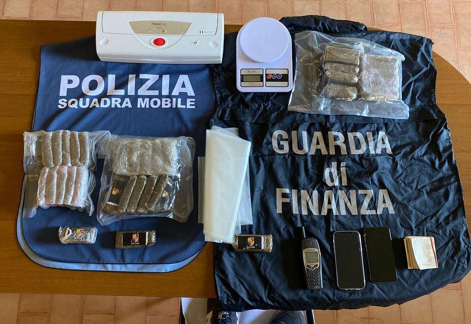 Trafficanti di droga alla Mediopadana: due uomini arrestati 