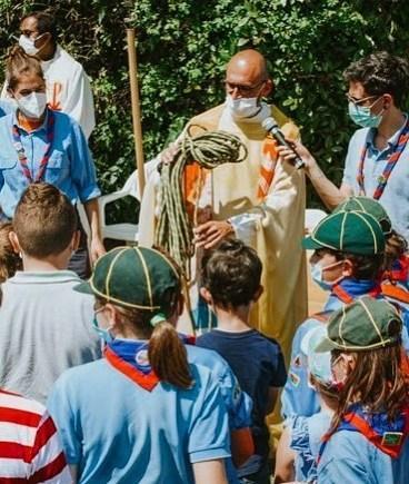 Don Luca Baraldi saluta i fedeli di San Giuseppe