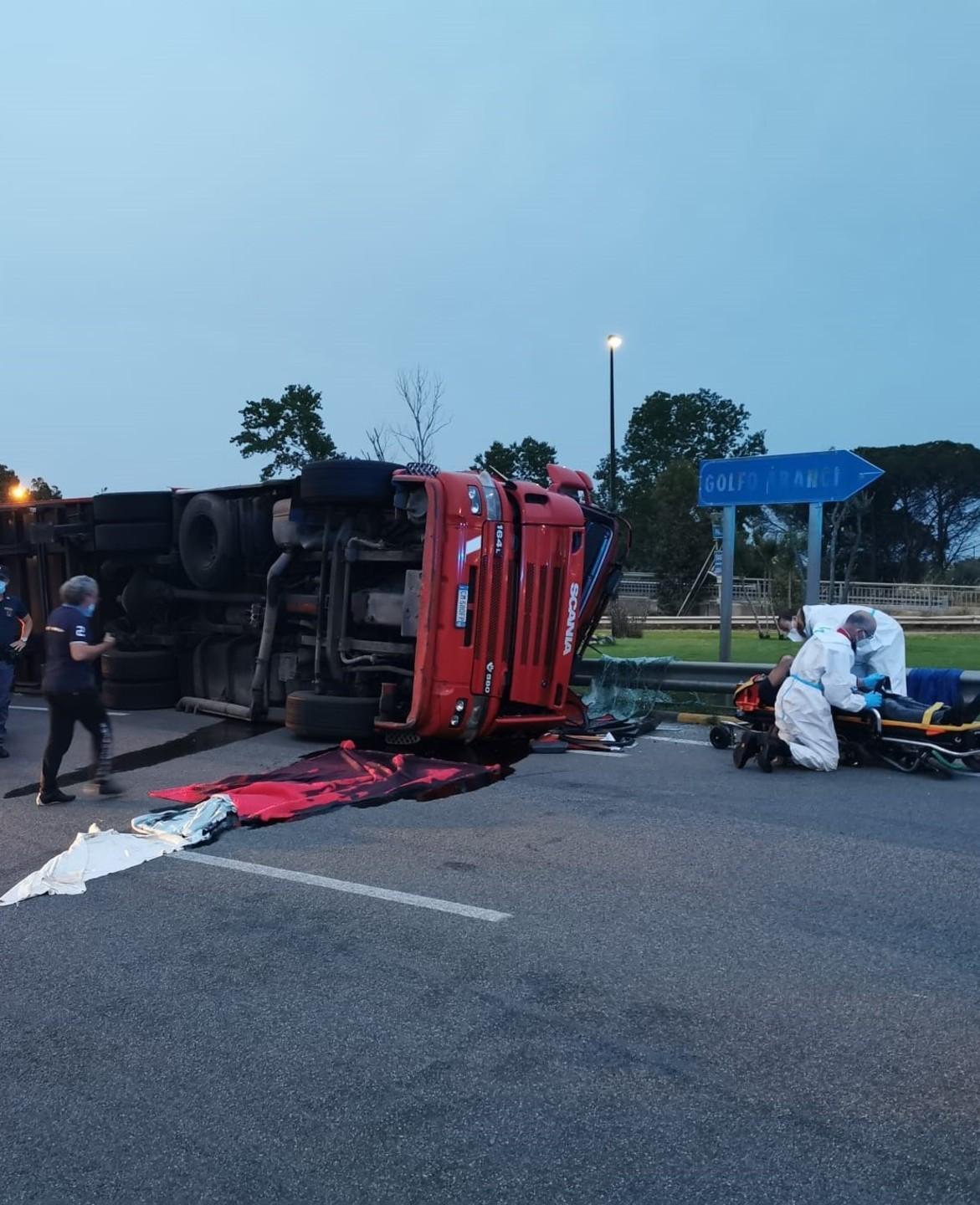 Tir ribaltato costola fratturata per l’autista 