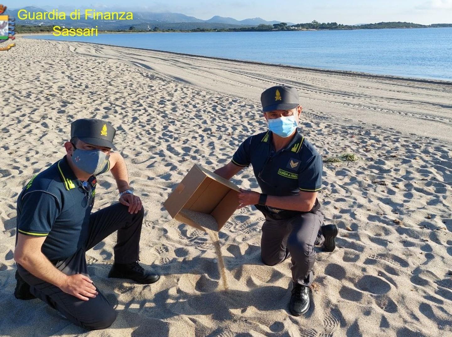Recuperati 100 kg di sabbia e ciottoli 
