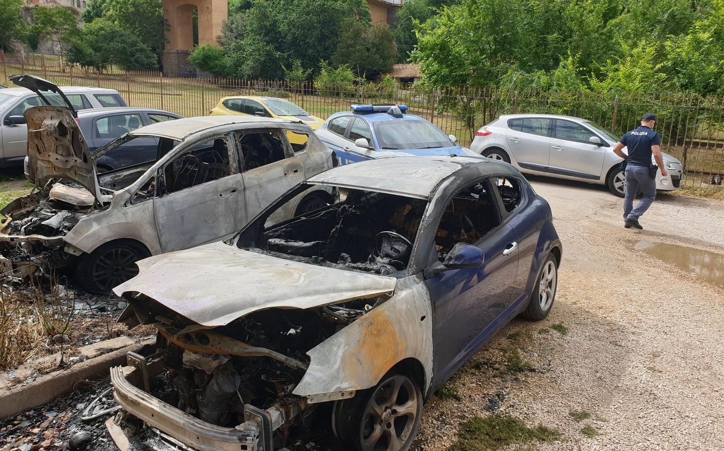 Alba di fuoco sotto il ponte distrutte due macchine 