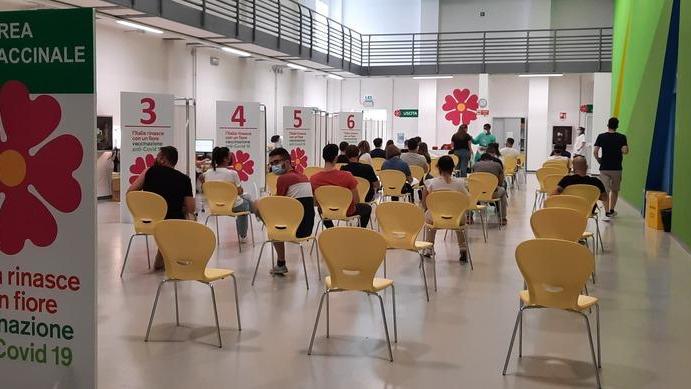 Il 45% dei modenesi ha avuto una dose di vaccino. I vax day un successo, ora tocca ai minori