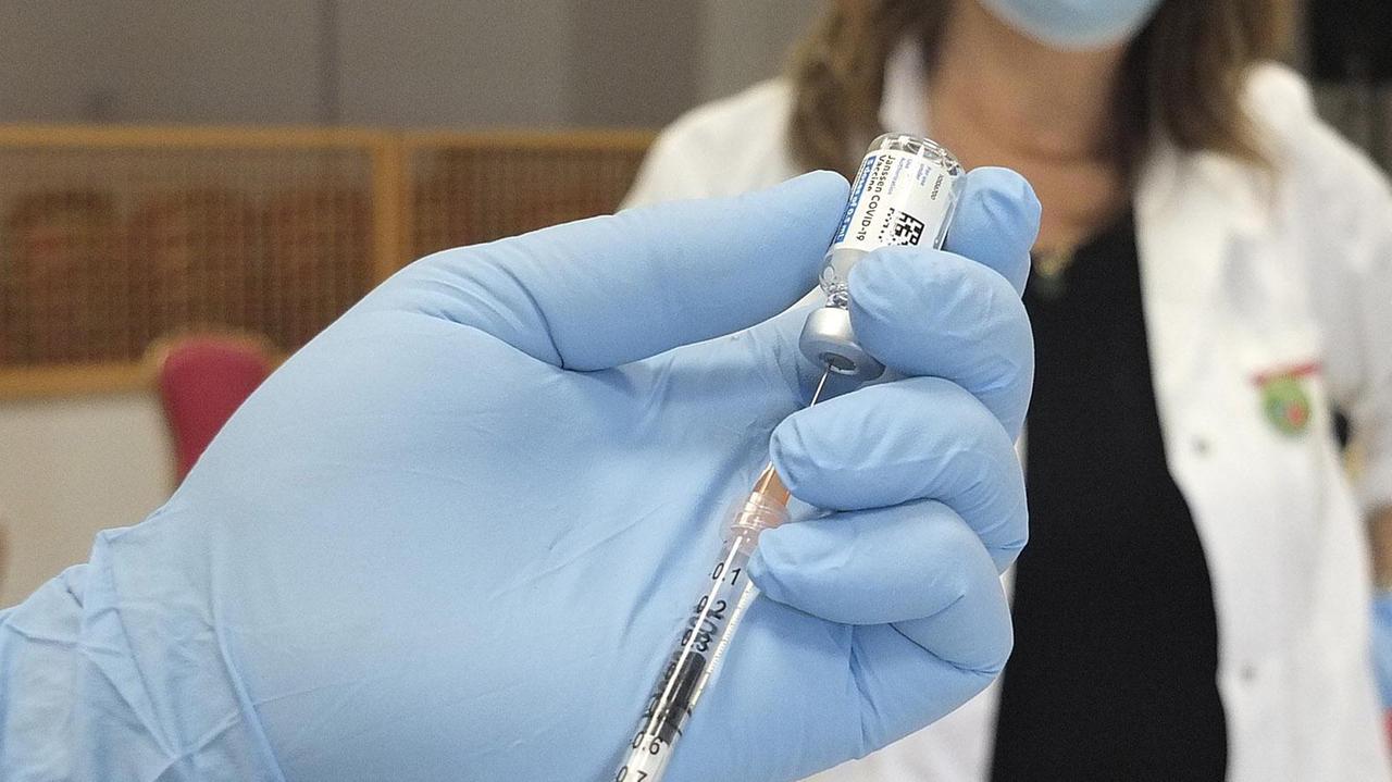 Vaccini in Toscana, è la settimana degli under 30: il calendario delle prenotazioni