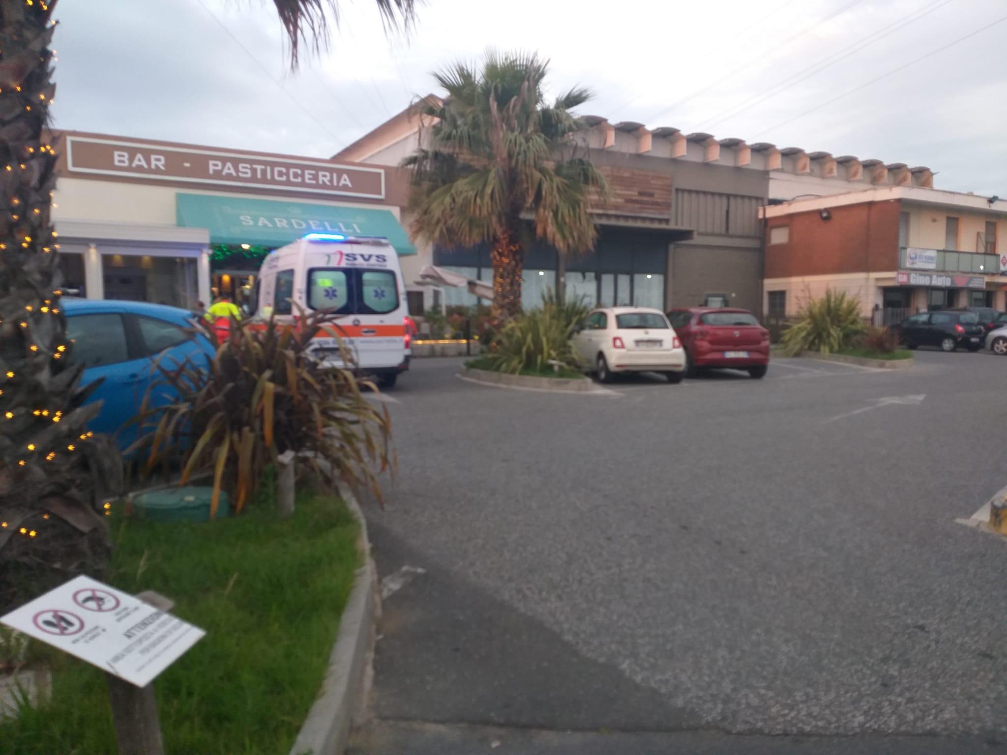 I soccorsi dell'ambulanza della Svs alla pasticceria Sardelli di via Pian di Rota