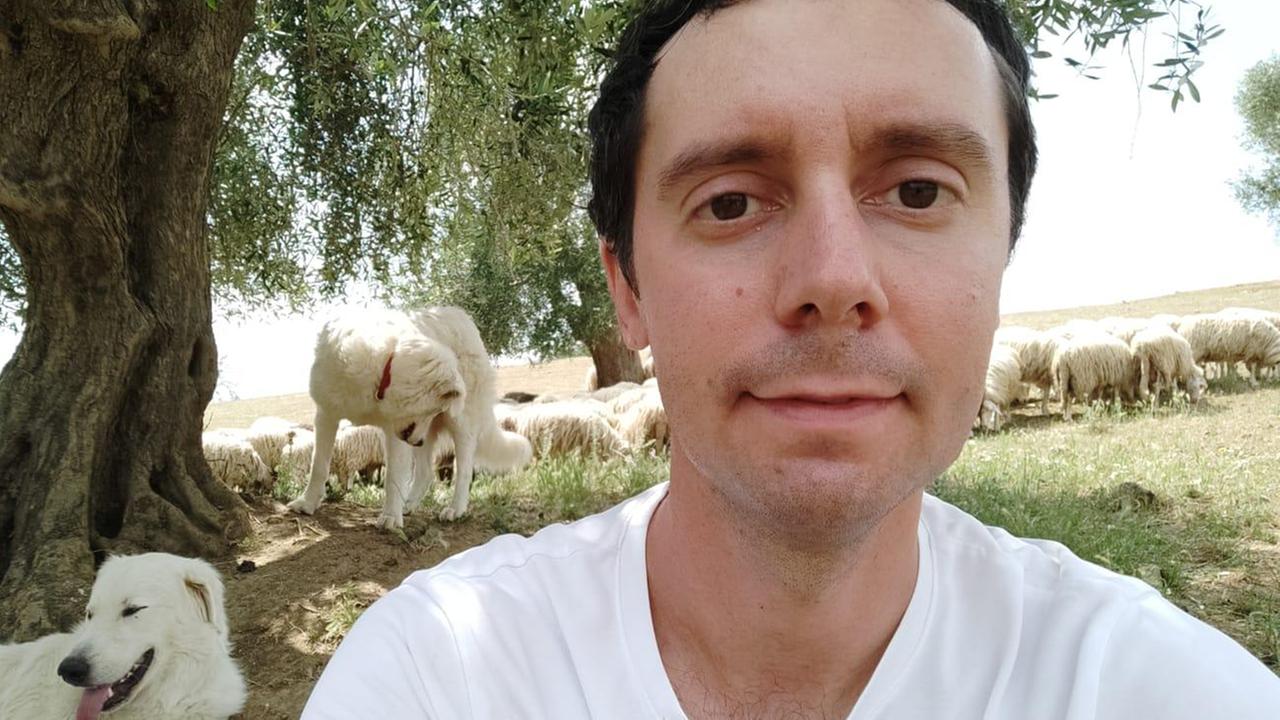 Selfie con Arya e Spettro, e il gregge sullo sfondo, per l'allevatore Damiano Diani