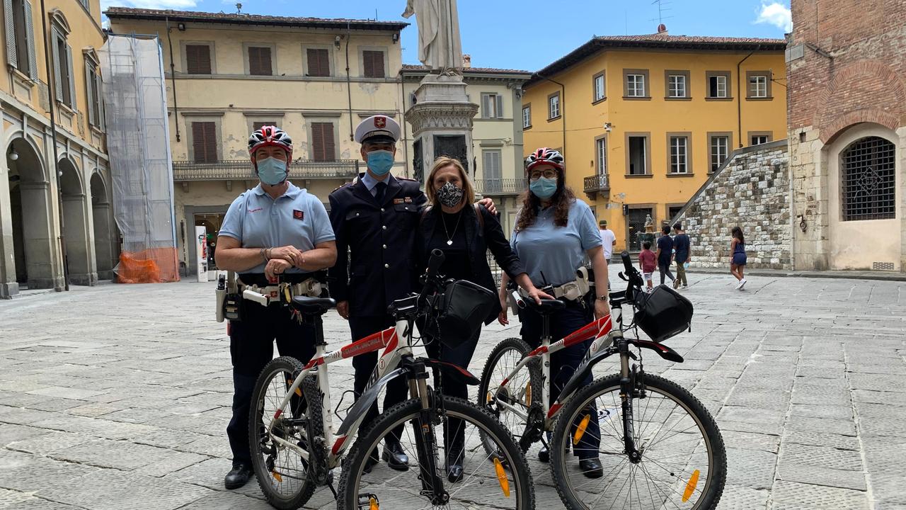 Una pattuglia della Polizia municipale in bicicletta con l'assessore Flora Leoni
