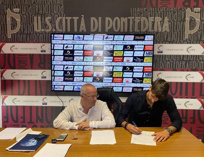 La firma di Mutton sotto gli occhi del dg Giovannini (foto Us Città di Pontedera)