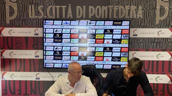 La firma di Mutton sotto gli occhi del dg Giovannini (foto Us Città di Pontedera)
