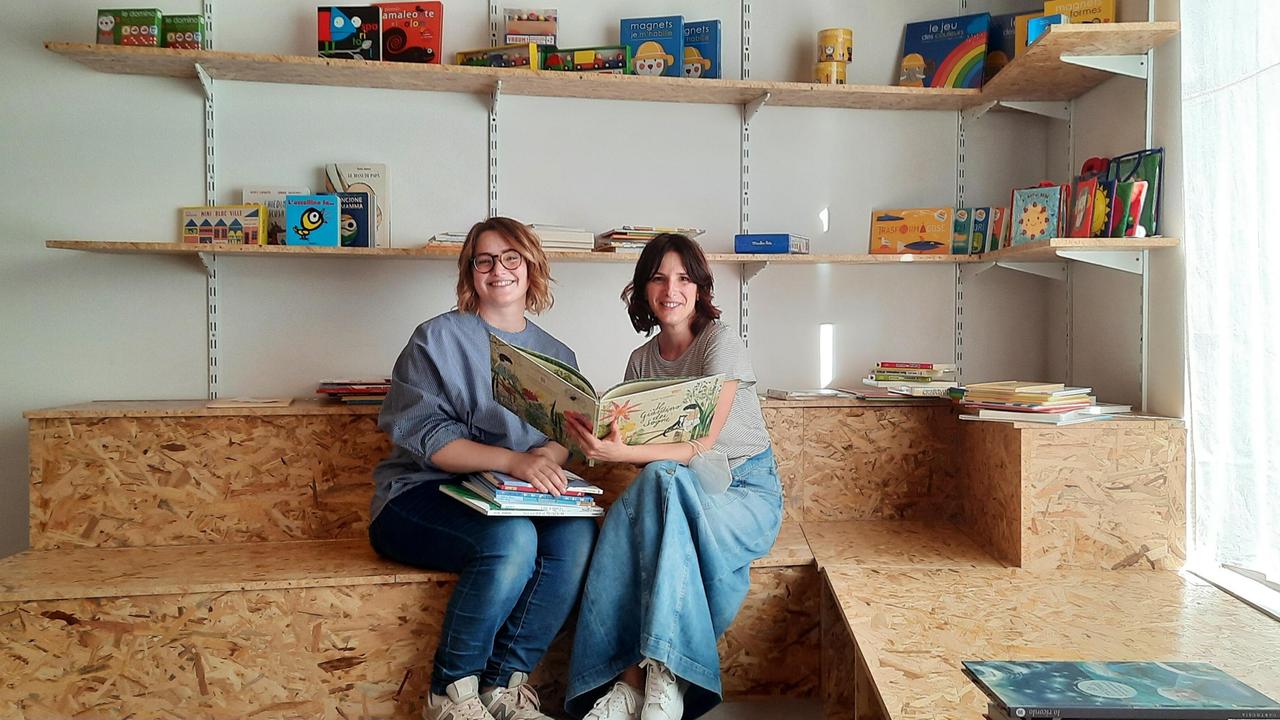 Da sinistra Marianna Orlandi e Chiara Manzan, le cognate e socie della libreria “Le storie di Mippa”