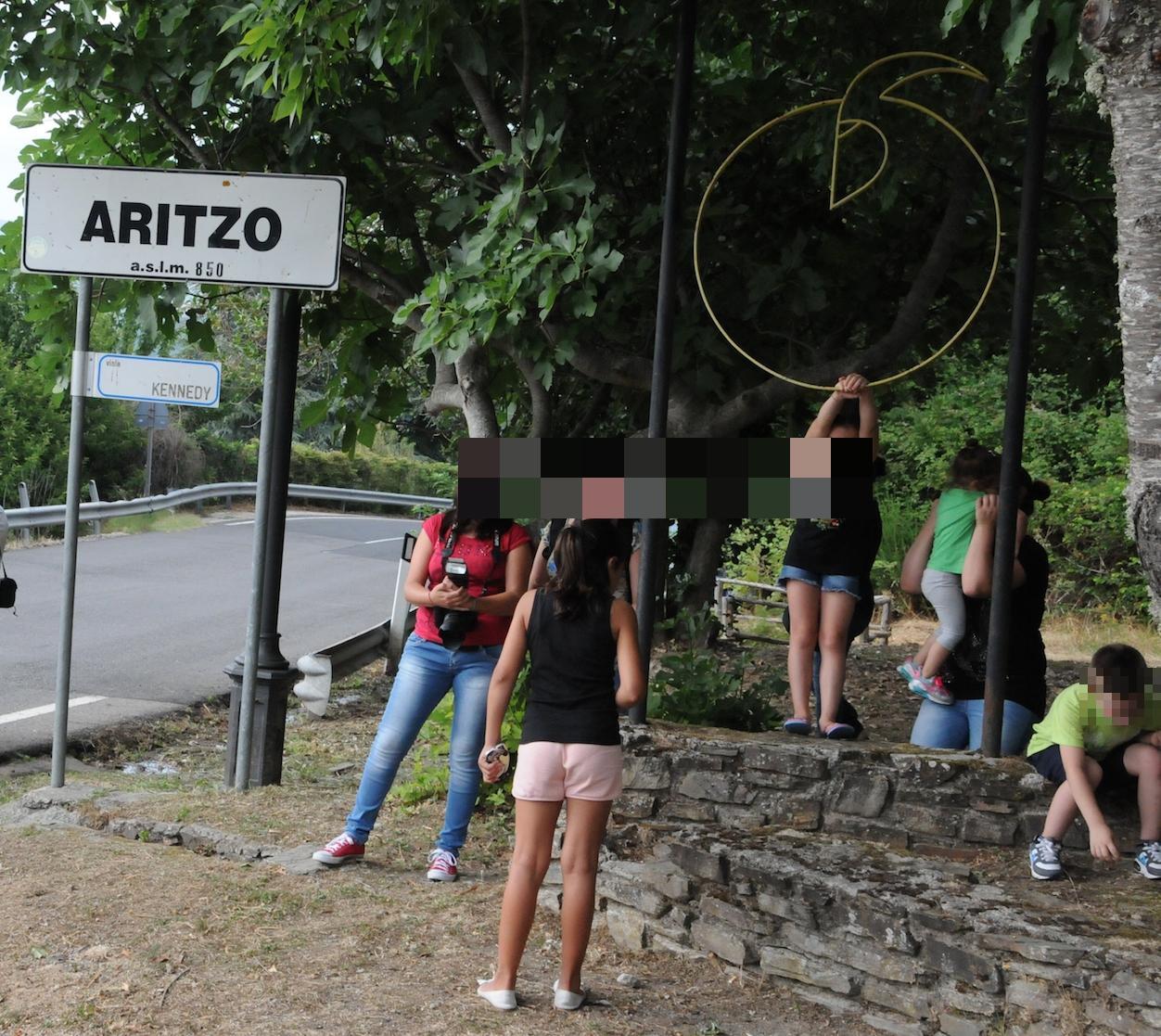Turisti all'ingresso di Aritzo, immagine di repertorio