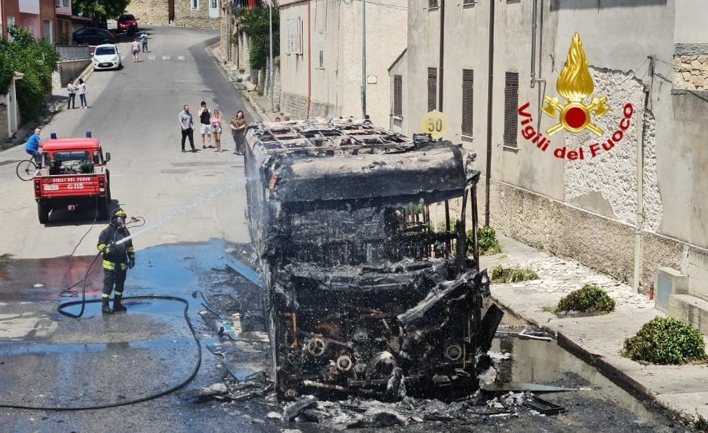 Villanovafranca, prende fuoco bus dell'Arst con 15 studenti a bordo: tutti salvi grazie all'autista 