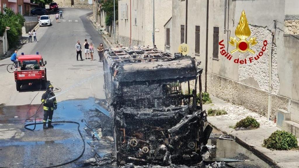 Villanovafranca, prende fuoco bus dell'Arst con 15 studenti a bordo: tutti salvi grazie all'autista 