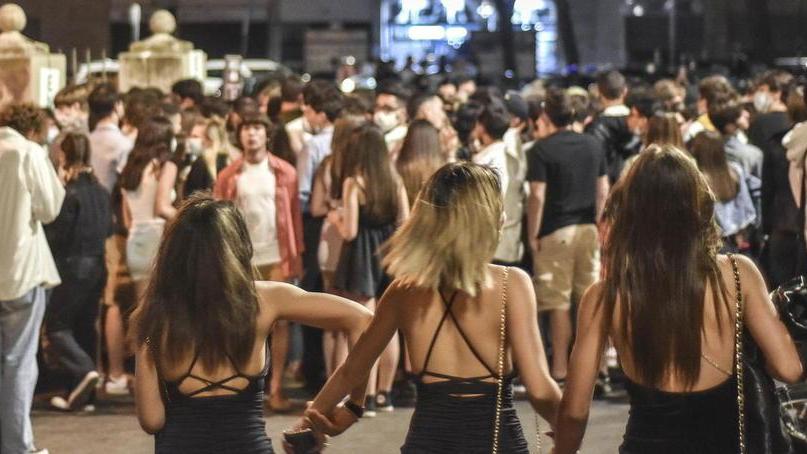 La movida dalla Venezia alla Terrazza: il divertimento prevale sul coprifuoco