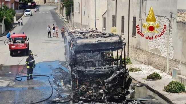 Pullman prende fuoco in sud Sardegna, 15 studenti in salvo