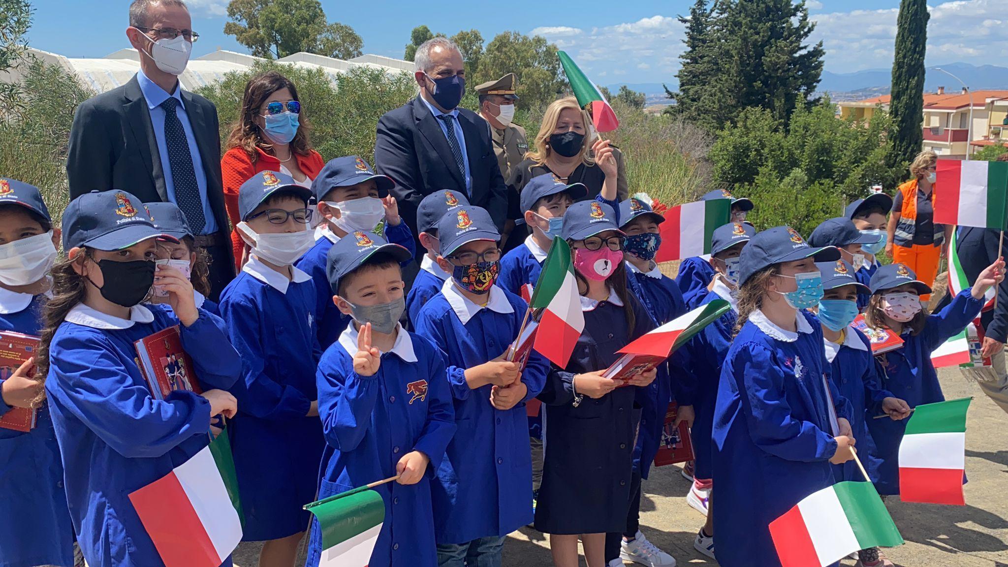 Gli scolari della prima H dell'istituto comprensivo 2 di Sinnai con il capo della polizia Giannini e il questore di Cagliari Rossi