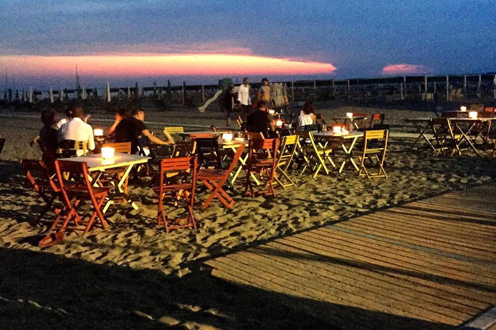 Forte dei Marmi, 30 aperture serali per le cene sulla spiaggia 