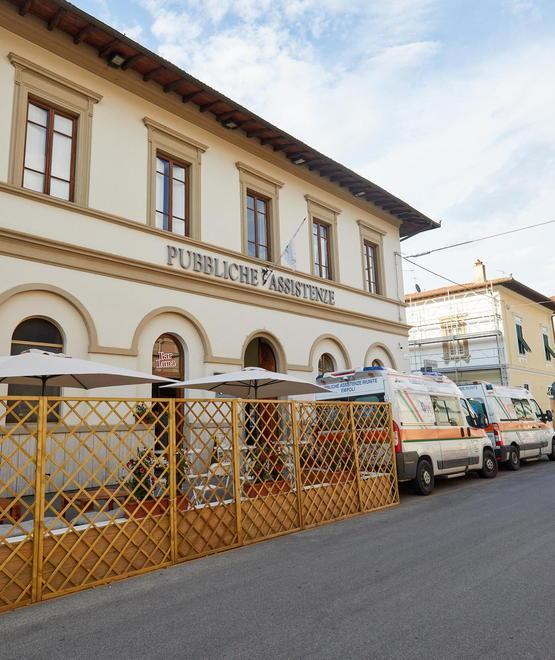 Pubblica assistenza dona vestiti ai poveri 