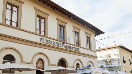 Pubblica assistenza dona vestiti ai poveri