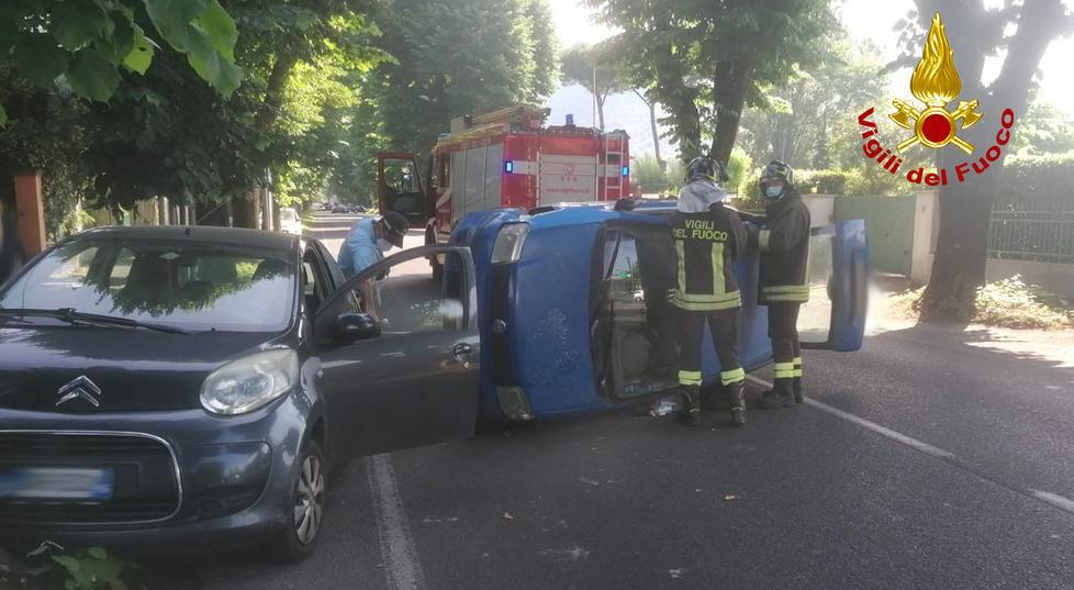 Auto si ribalta in viale Apua Un ferito al Versilia