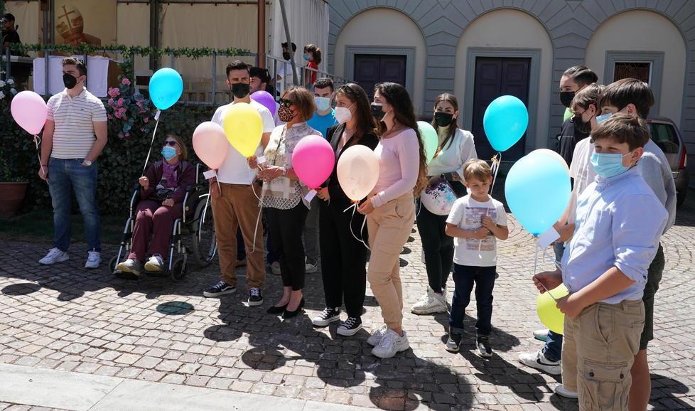 Musica, palloncini e commozione: Montenero dedica scuola e giardino a Eugenia Costa e Alessandro Nicola