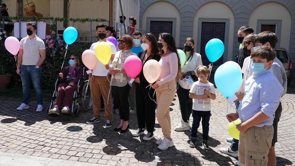 Musica, palloncini e commozione: Montenero dedica scuola e giardino a Eugenia Costa e Alessandro Nicola