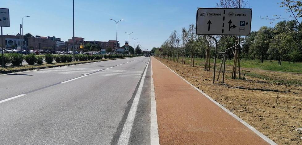 Un marciapiede in asfalto “natura” lungo 560 metri in via di Cisanello per valorizzare anche il parco urbano 