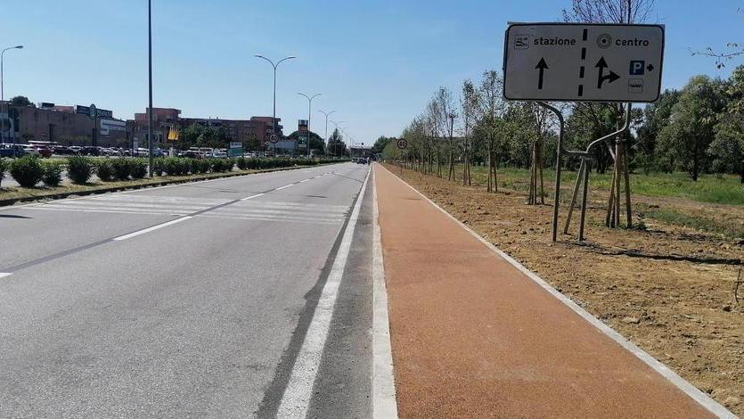 Un marciapiede in asfalto “natura” lungo 560 metri in via di Cisanello per valorizzare anche il parco urbano