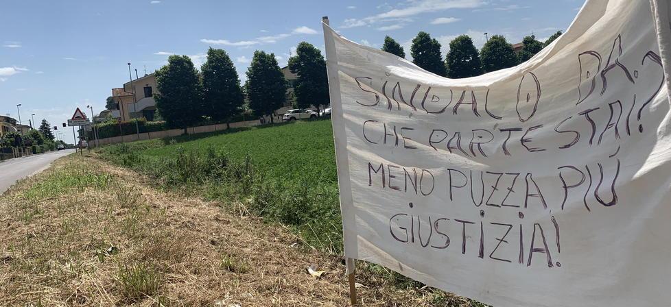 «Meno puzza più giustizia», striscione contro il sindaco Domani primo round al Tar