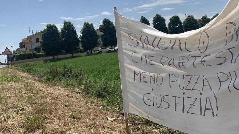 «Meno puzza più giustizia», striscione contro il sindaco Domani primo round al Tar