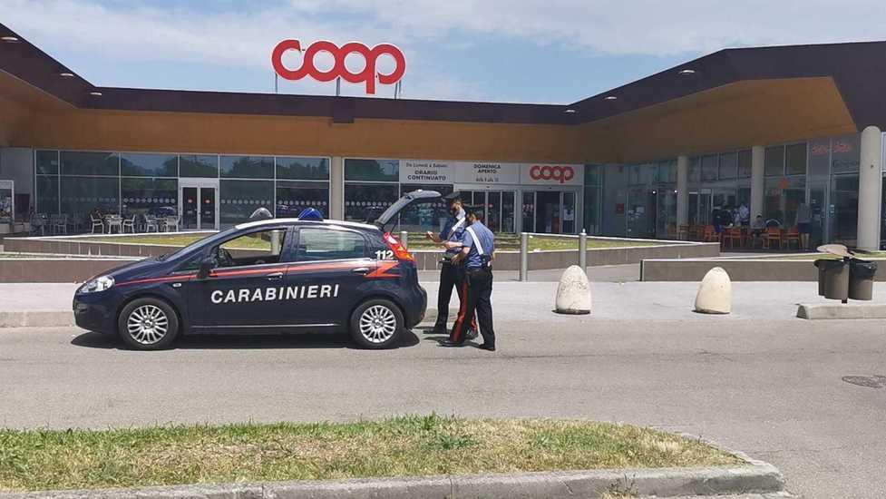 Topi d’auto davanti alla Coop Nei guai madre, figlio e nipote