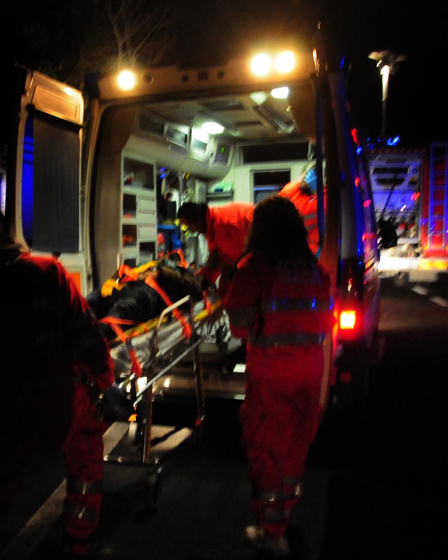 Scontro tra moto a Torralba: tre giovani feriti, uno è in coma