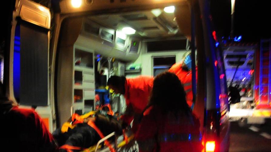 Scontro tra moto a Torralba: tre giovani feriti, uno è in coma