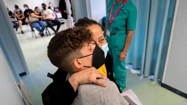 Covid. Vaccini ai ragazzi trai 12 e i 15 anni, l'infettivologo: «No alle paure per i figli E con i ragazzi protetti il virus circolerà meno»