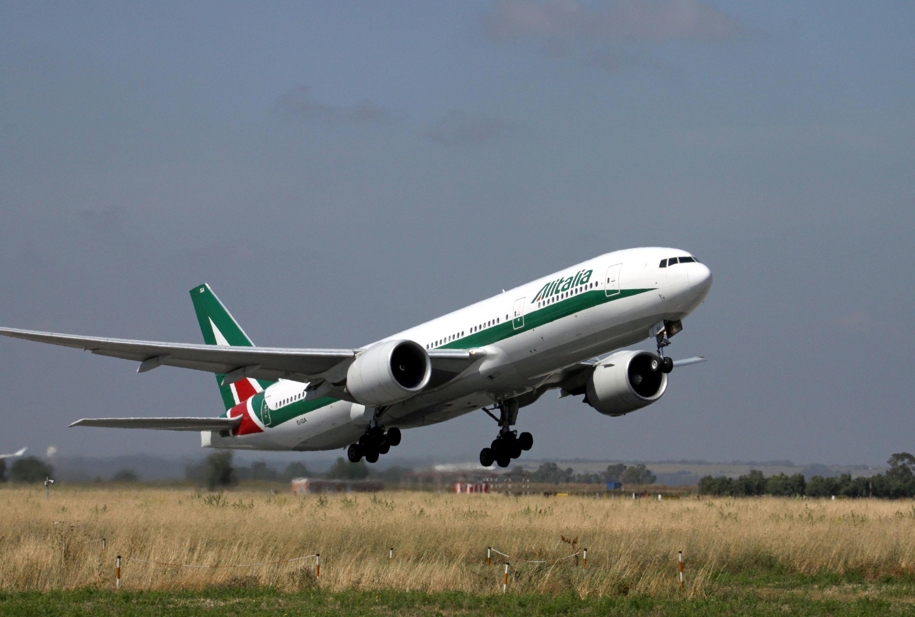 Aeroporti, l'allarme di Naldi: Alitalia lascia la Toscana. La replica: vogliamo gli sconti 