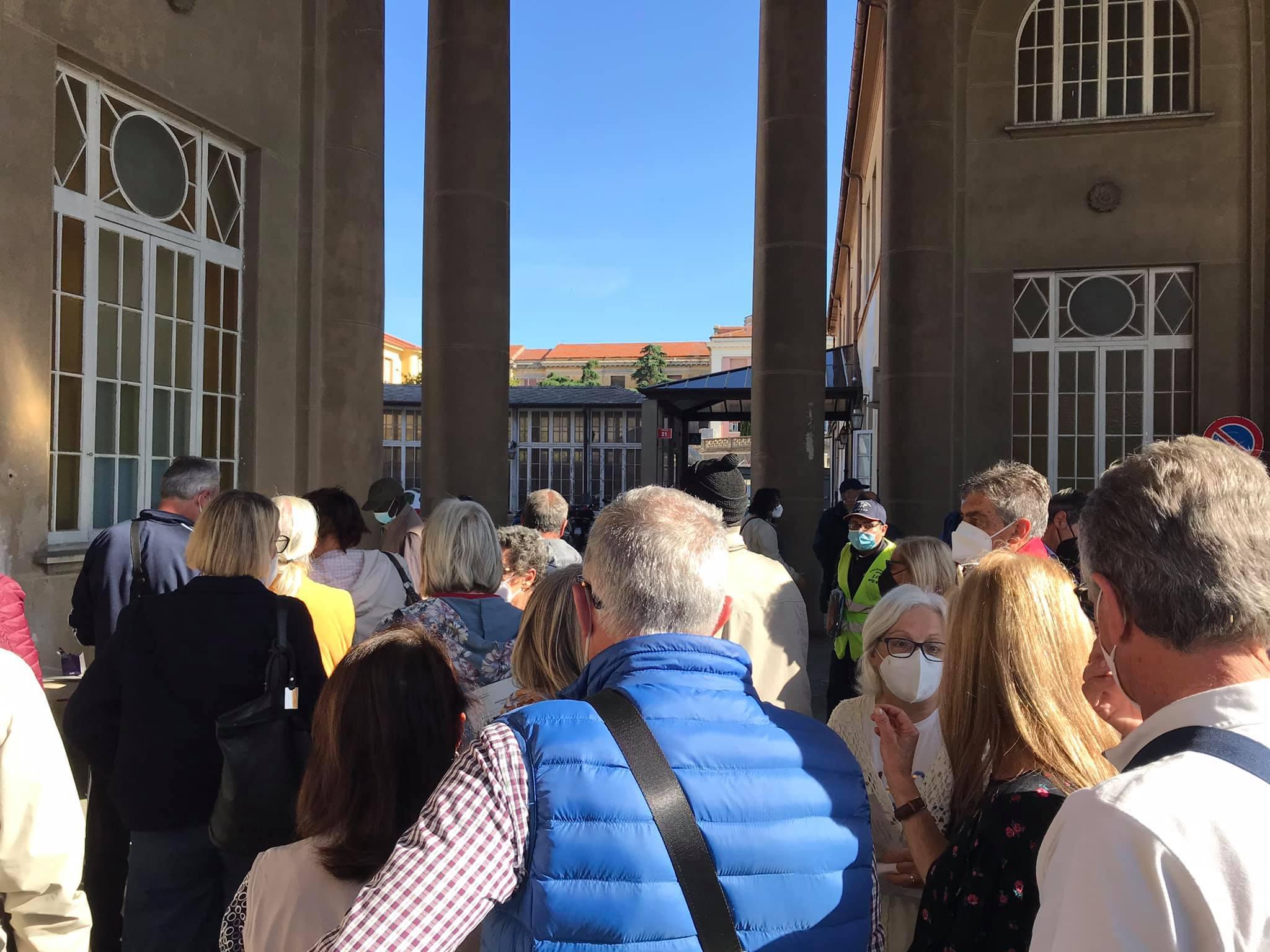 Quella fila per il vaccino all'open day