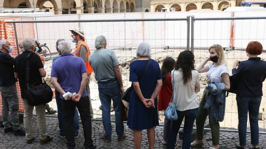 “Umarell” di tutte le età incantati davanti ai reperti trovati davanti ai Leoni