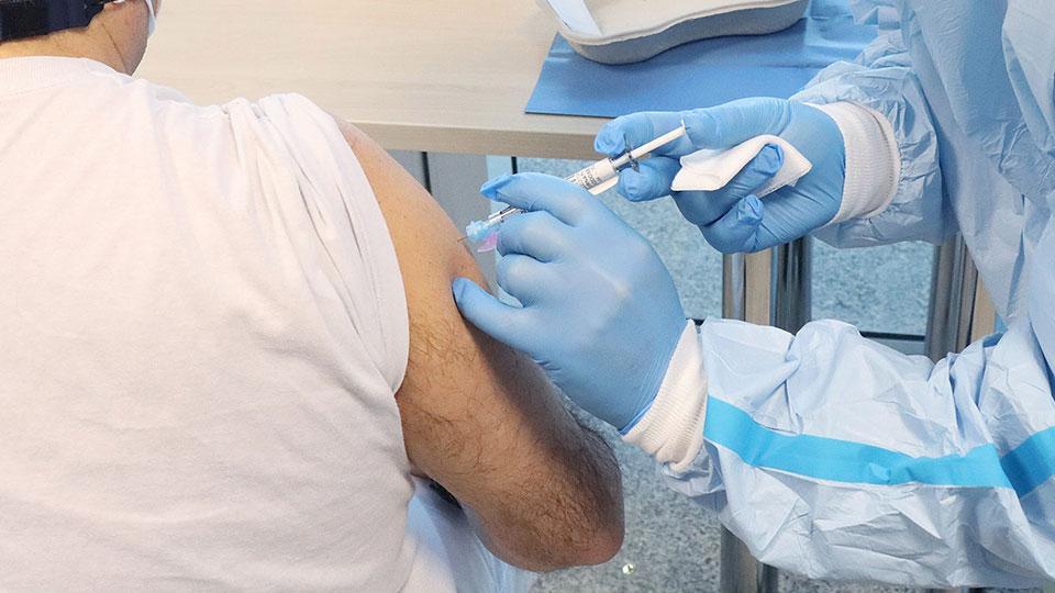 Vaccini, disagi e ritardi per chi deve seguire il "percorso protetto”: «Sono in attesa da febbraio»