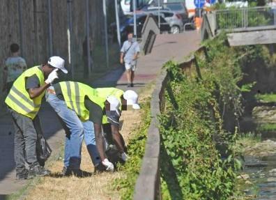 Migranti impegnati in un lavoro di utlità sociale lungo la Brana