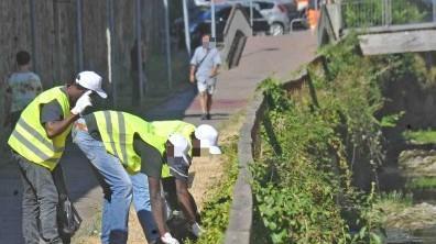 Migranti impegnati in un lavoro di utlità sociale lungo la Brana