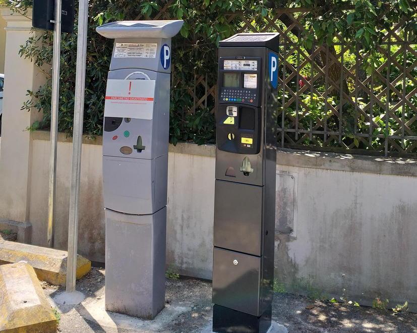 I parcometri a Castiglioncello attivi soltanto con le monete: ecco quando si potrà pagare con le carte 