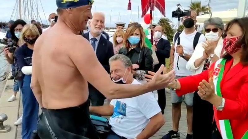 Salvatore Cimmino all’arrivo della prima tappa toscana a Marina di Pisa, accolto dalle autorità