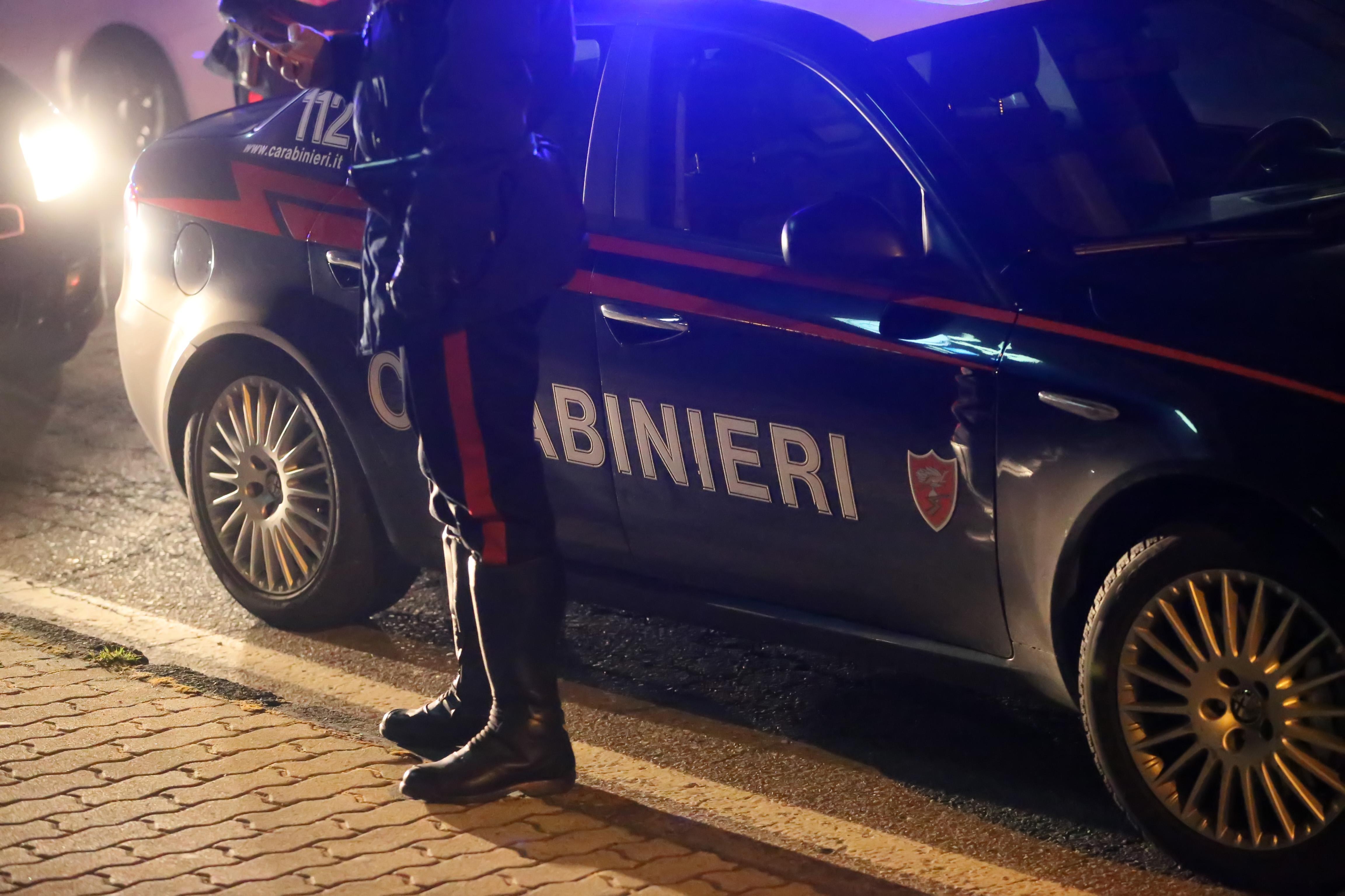 Tenta di strangolare la compagna perchè è convinto che lo tradisca 