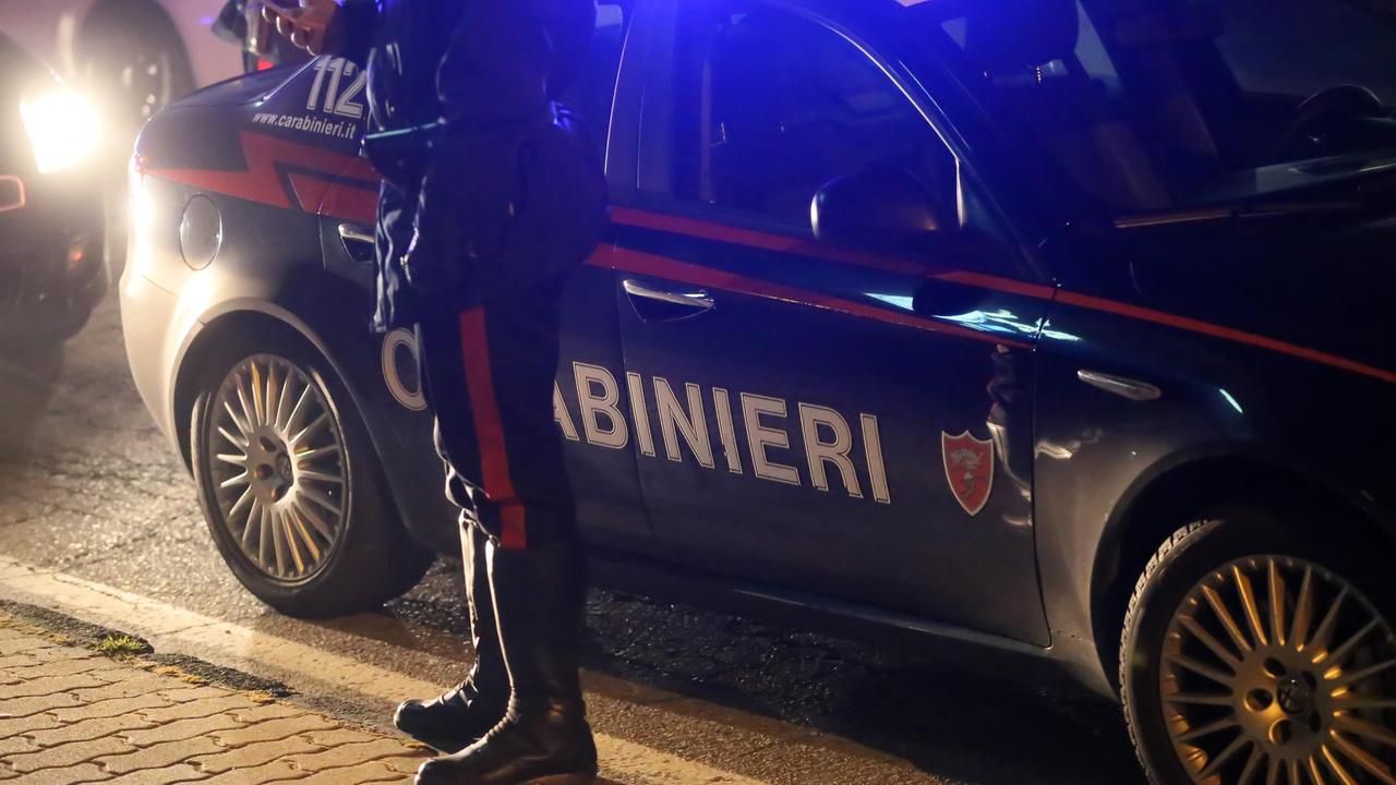 Tenta di strangolare la compagna perchè è convinto che lo tradisca