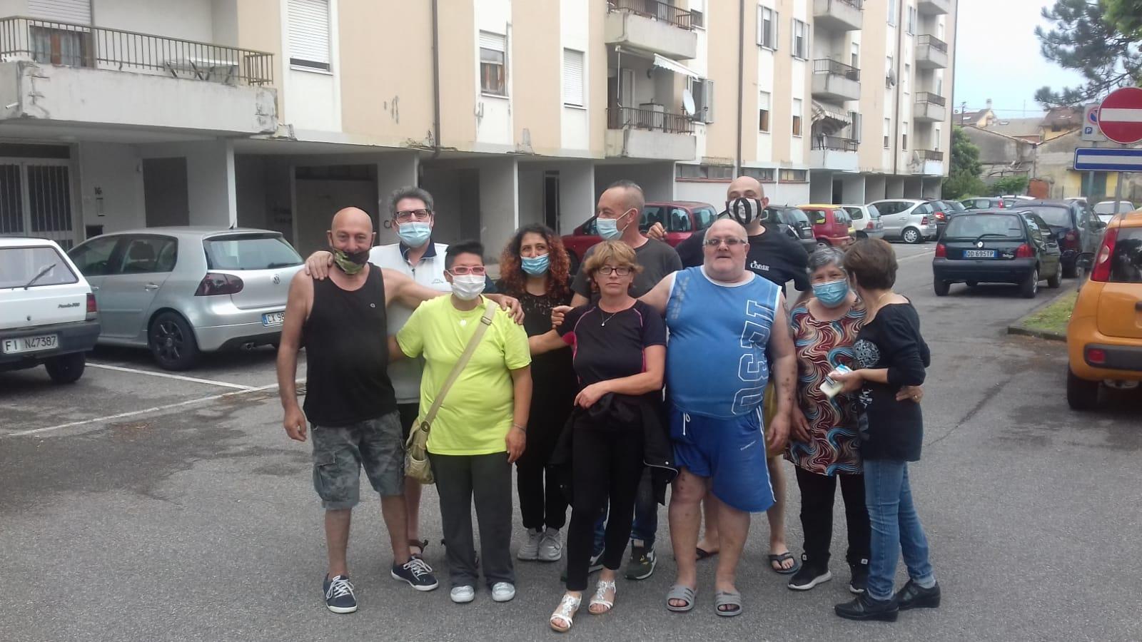 Un gruppo di condomini di via Salvatorelli rimasti per tutto il giorno senz’acqua