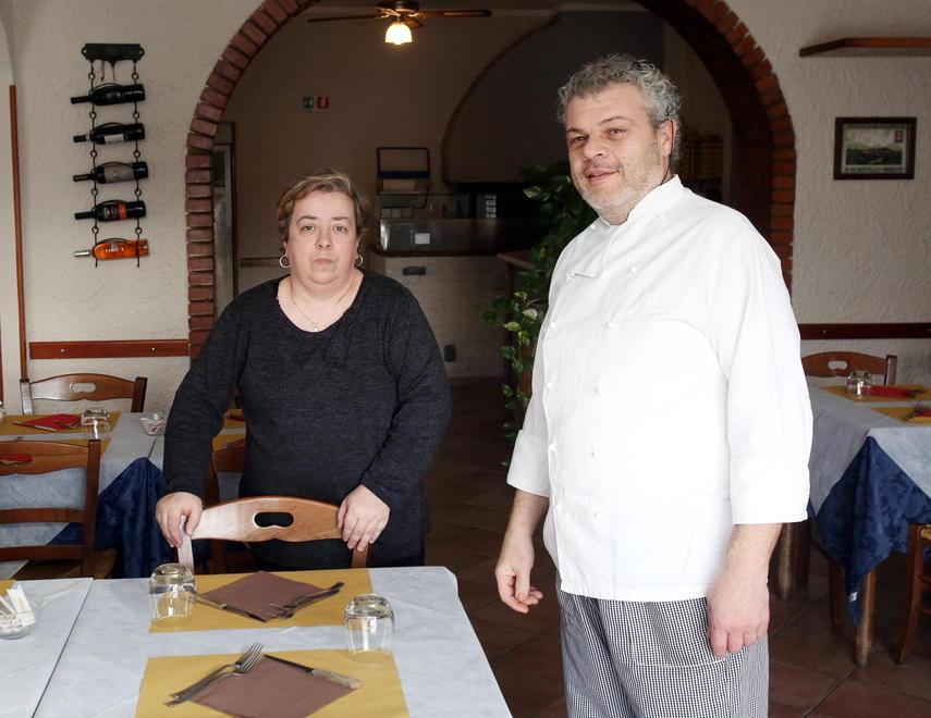Enrico Nistri e la moglie Franca nel ristorante che chiude (Foto Nucci)