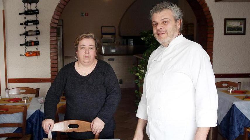 Enrico Nistri e la moglie Franca nel ristorante che chiude (Foto Nucci)