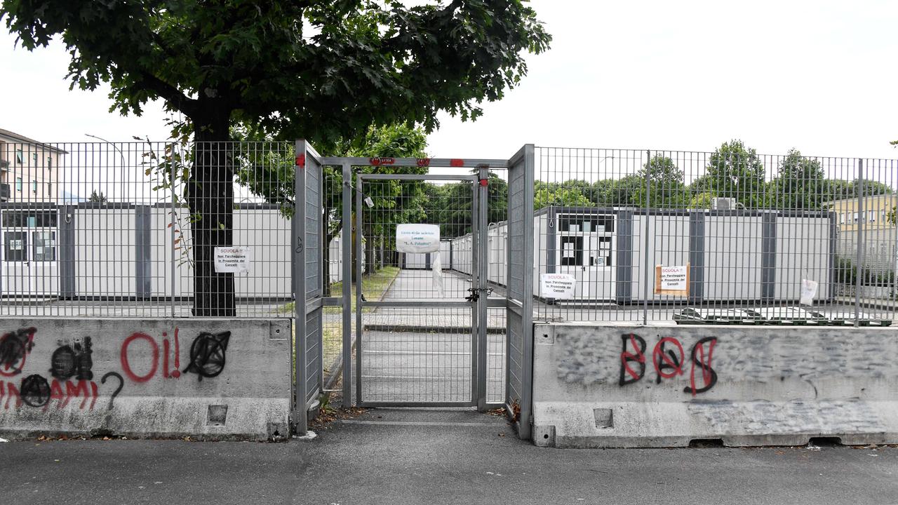 I container che ospitano le classi del liceo di scienze umane Paladini (foto di archivio di Fiorenzo Sernacchioli)