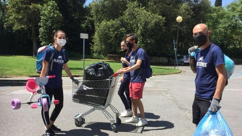 Recuperati ottocento chili di rifiuti grazie ai volontari di “Plastic free”